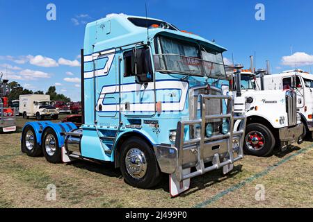 Trucks Australia / Vorderansicht eines Kenworth-Trucks `s der Goldgräberstadt Clunes aus den 1850er Jahren in Victoria Australia. Stockfoto